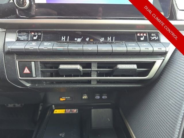 Used 2025 Toyota Camry SE w/ Convenience Package image 19
