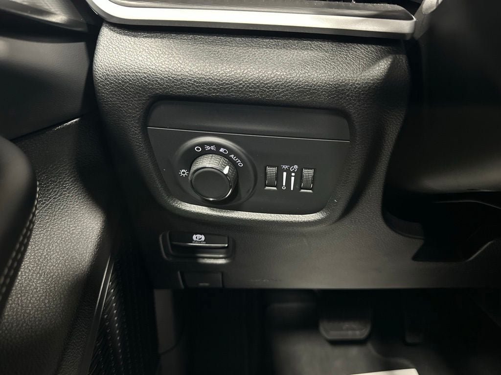 Used 2025 Jeep Grand Cherokee Altitude AWD/4WD image 15