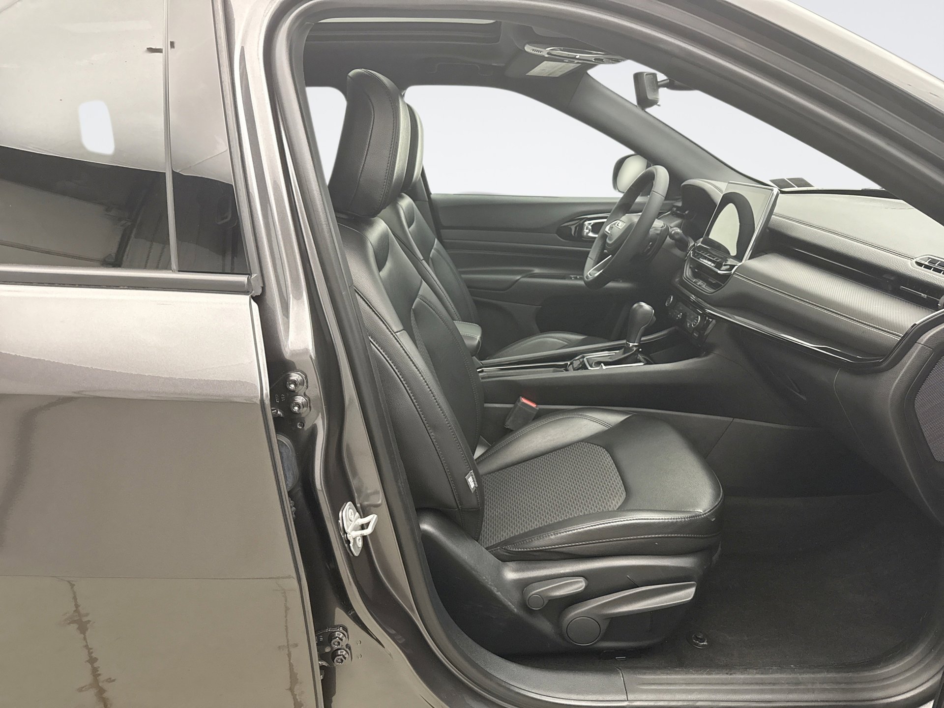 Used 2022 Jeep Compass Latitude w/ Sun and Sound Group image 16