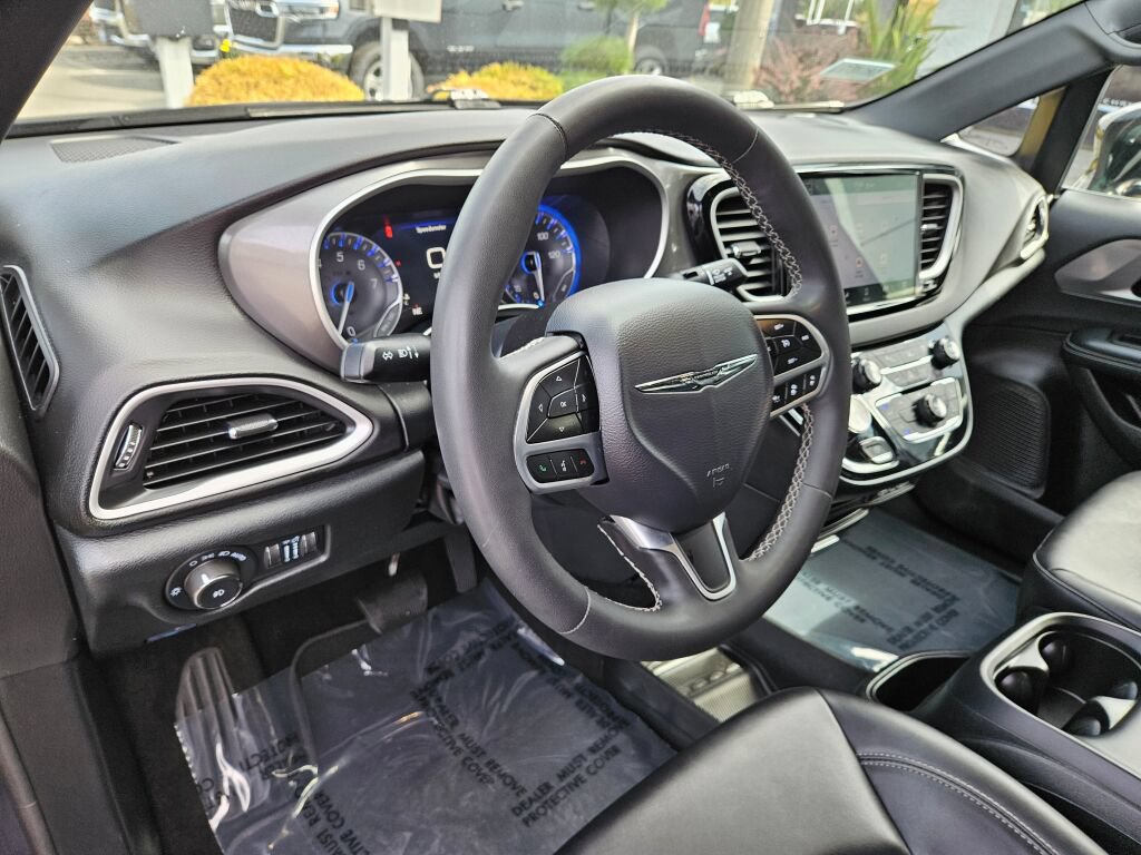 Used 2025 Chrysler Pacifica Select FWD image 19