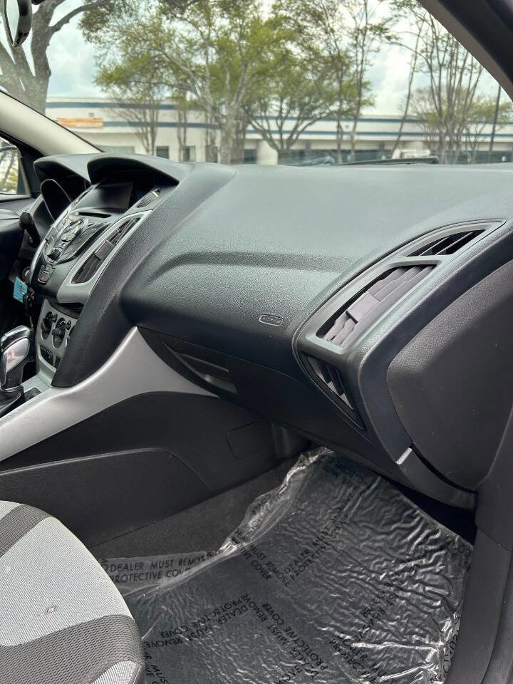 Used 2012 Ford Focus SE w/ SE Sport Pkg image 41