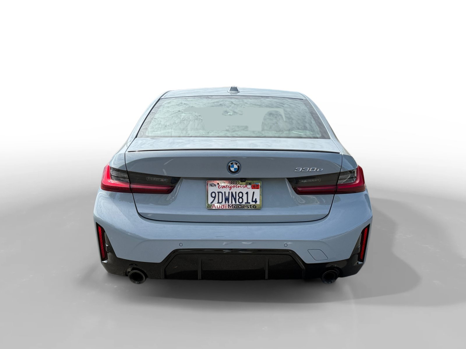 Used 2023 BMW 330e w/ M Sport Package RWD image 4