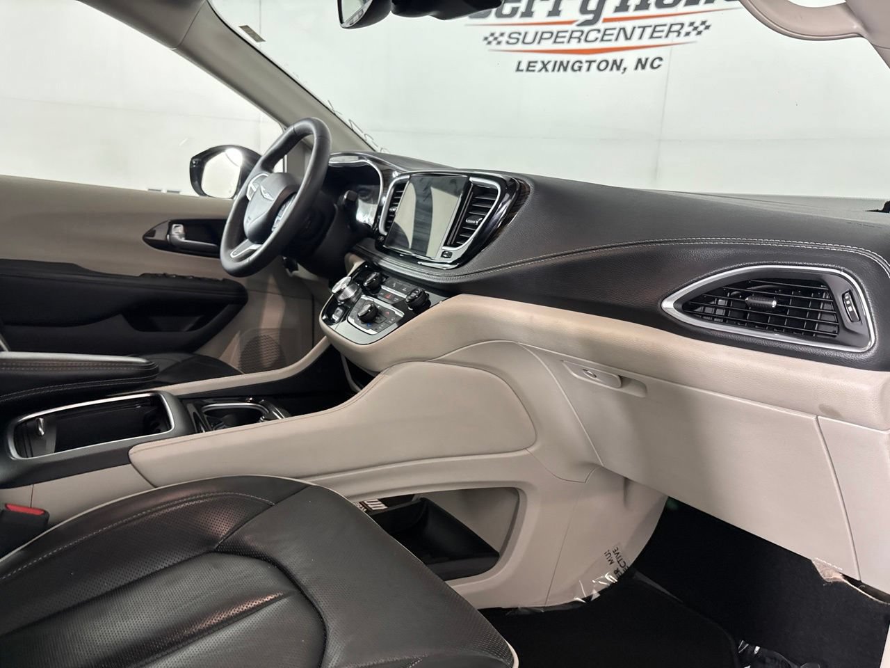 Used 2024 Chrysler Pacifica Limited FWD image 32
