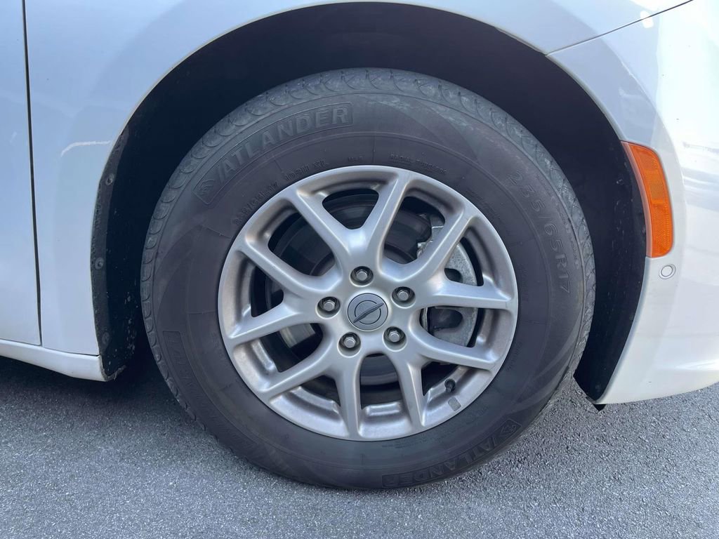 Used 2022 Chrysler Pacifica Touring-L w/ Uconnect Theater Family Group image 5