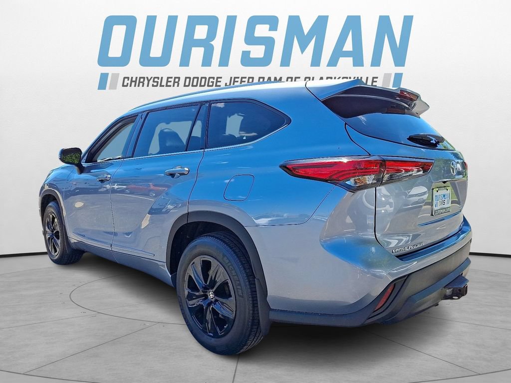 Used 2022 Toyota Highlander XLE AWD/4WD image 4