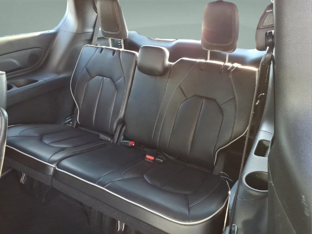 Used 2025 Chrysler Pacifica Limited FWD image 30