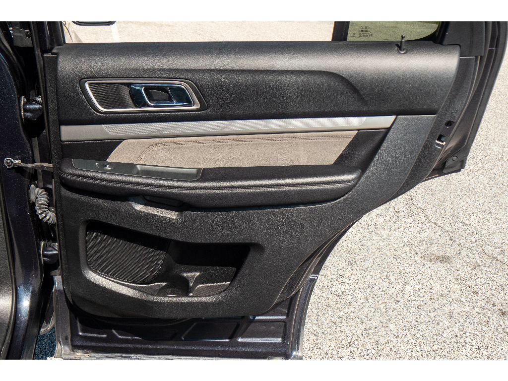 Used 2017 Ford Explorer XLT w/ Equipment Group 202A AWD/4WD image 21