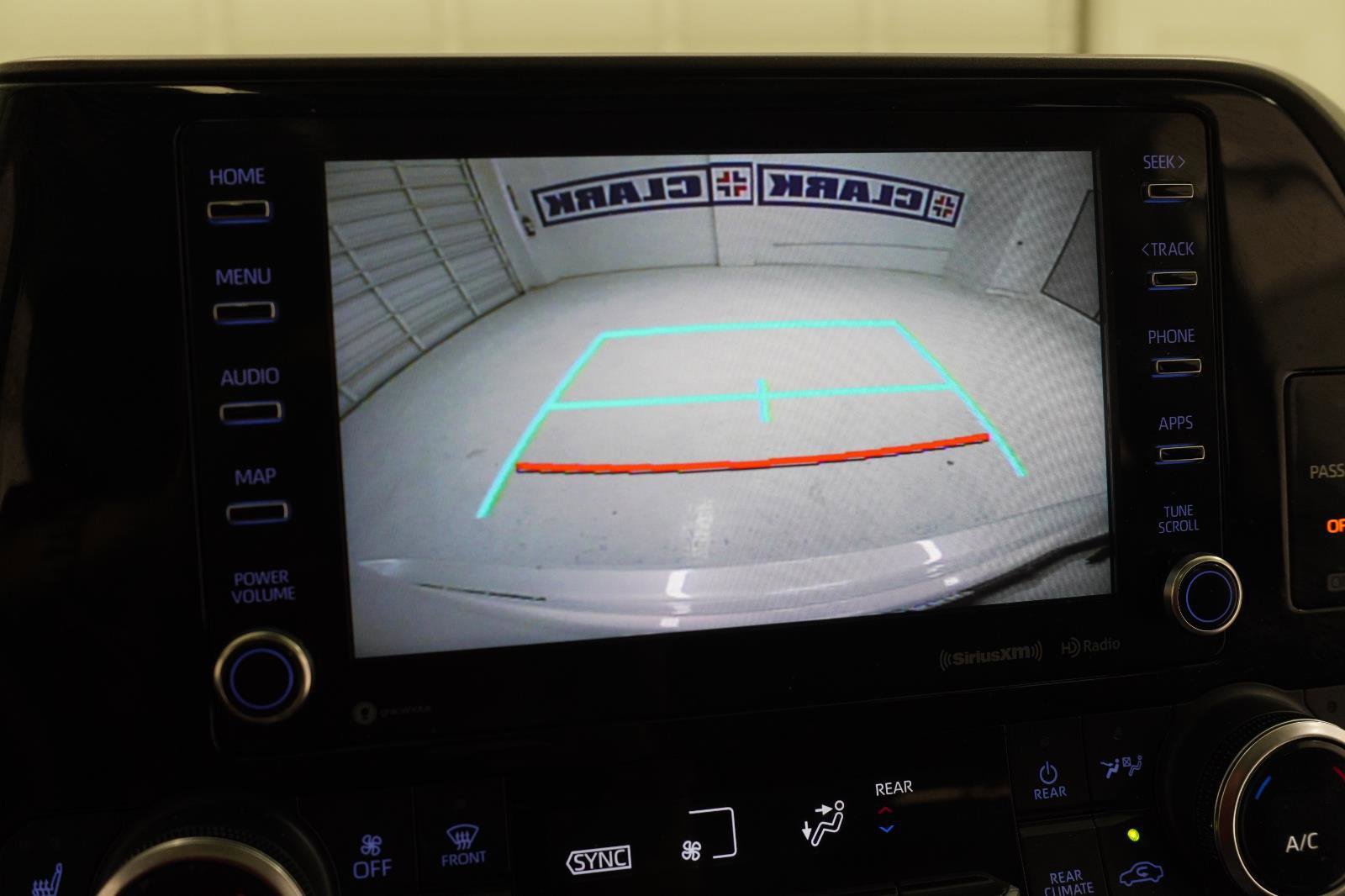 Used 2020 Toyota Highlander XLE FWD image 24