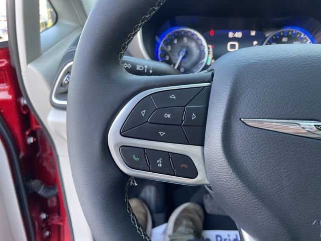 Used 2024 Chrysler Pacifica Touring-L image 21