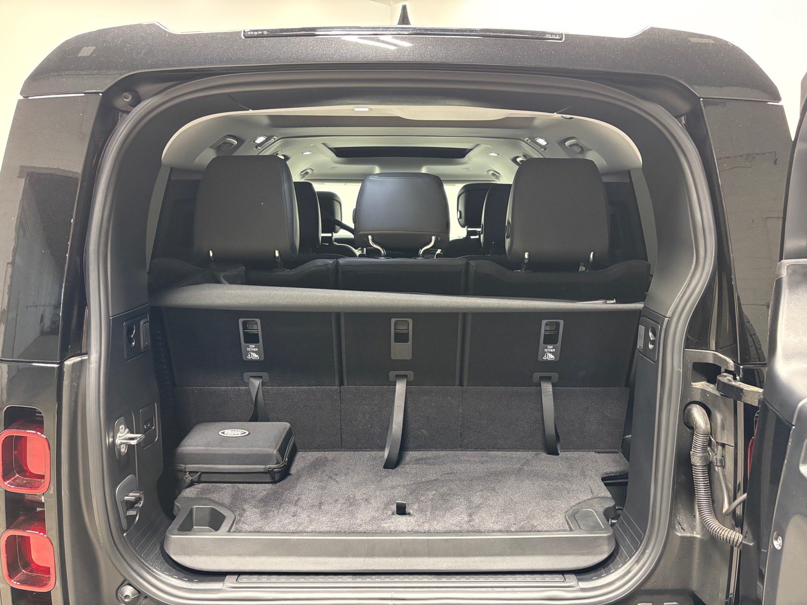 New 2025 Land Rover Defender 130 X-Dynamic SE AWD/4WD image 44