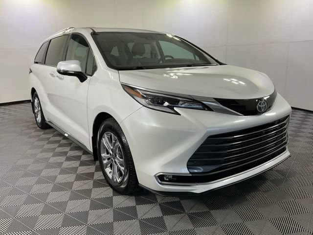 Used 2023 Toyota Sienna Platinum AWD/4WD image 3