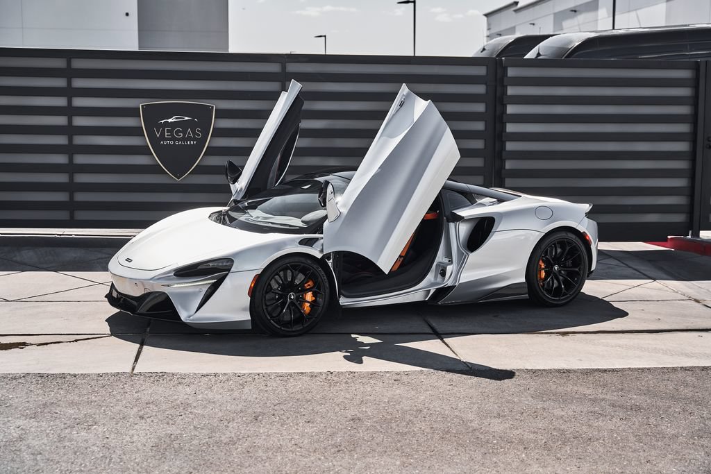 Used 2023 McLaren Artura RWD image 5