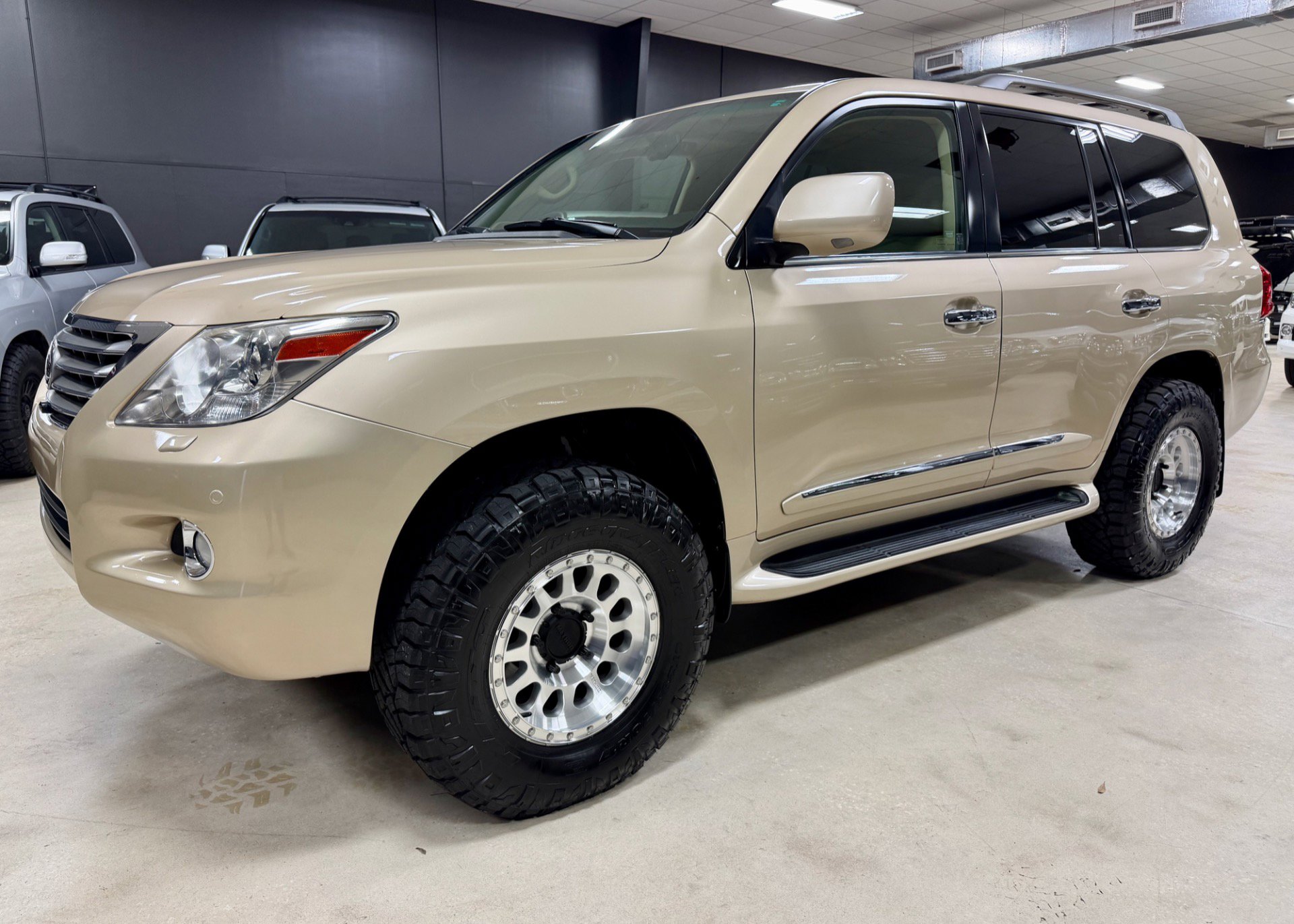 Used 2011 Lexus LX 570 4WD w/ Luxury Pkg w/Pre-crash image 15