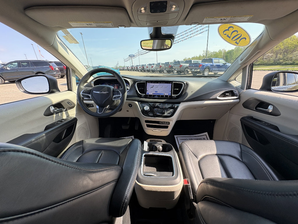Used 2023 Chrysler Pacifica Touring-L image 22