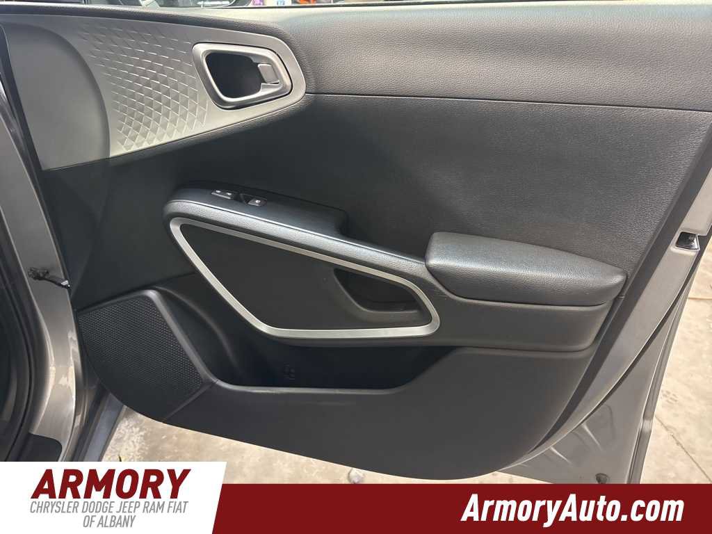 Used 2023 Kia Soul LX w/ LX Technology Package image 32