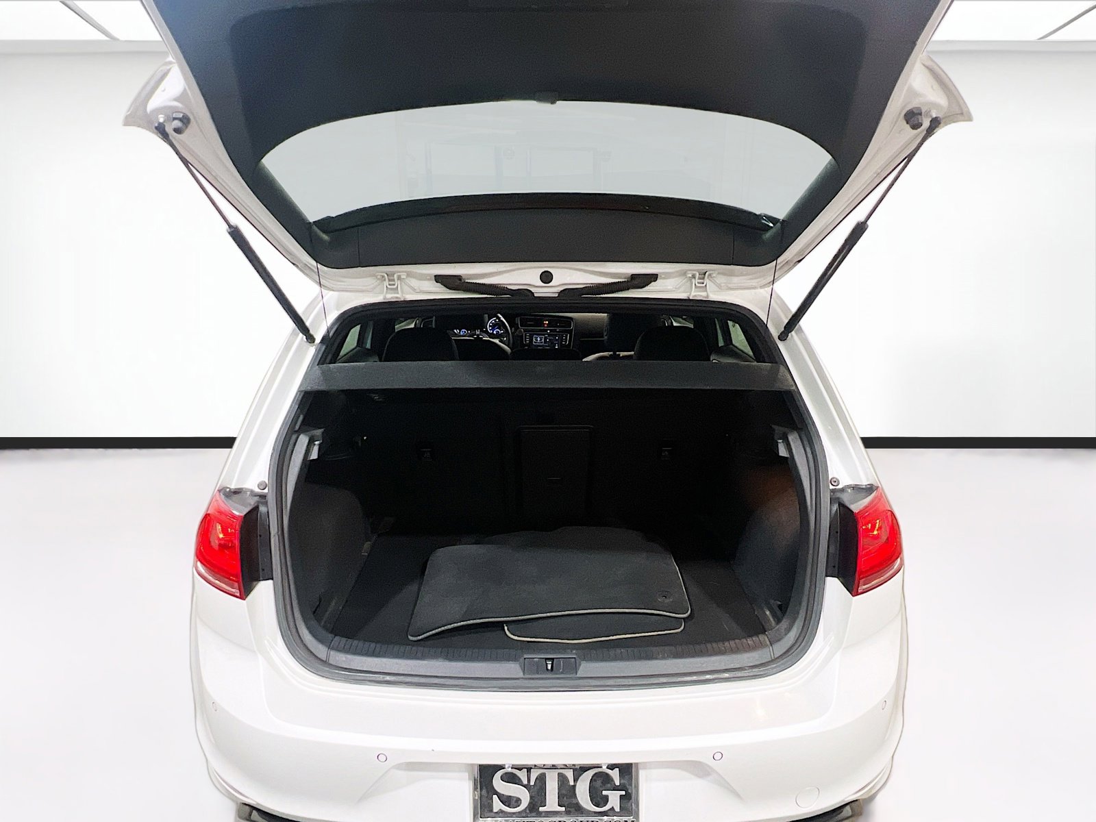 Used 2016 Volkswagen Golf R 4-Door image 19