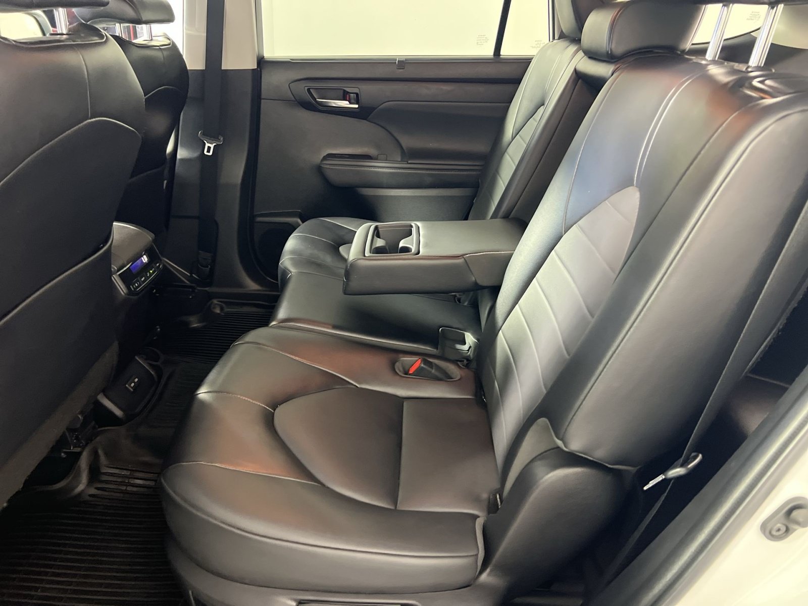 Used 2022 Toyota Highlander XLE AWD/4WD image 23