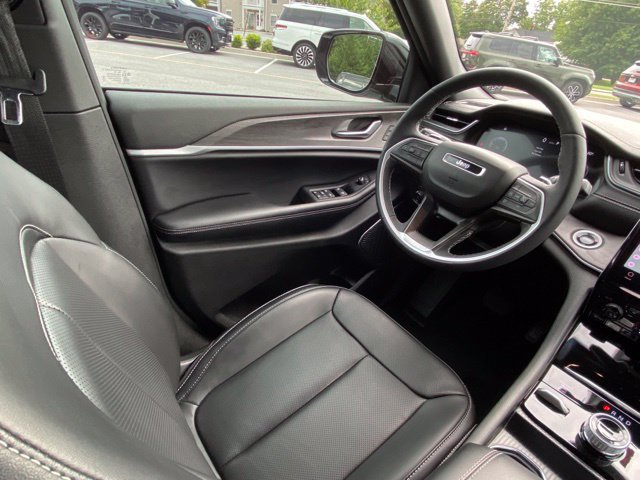 Used 2025 Jeep Grand Cherokee L Limited w/ Luxury Tech Group II AWD/4WD image 26