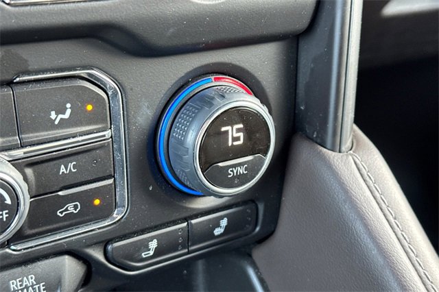 Used 2024 Chevrolet Suburban LT image 31