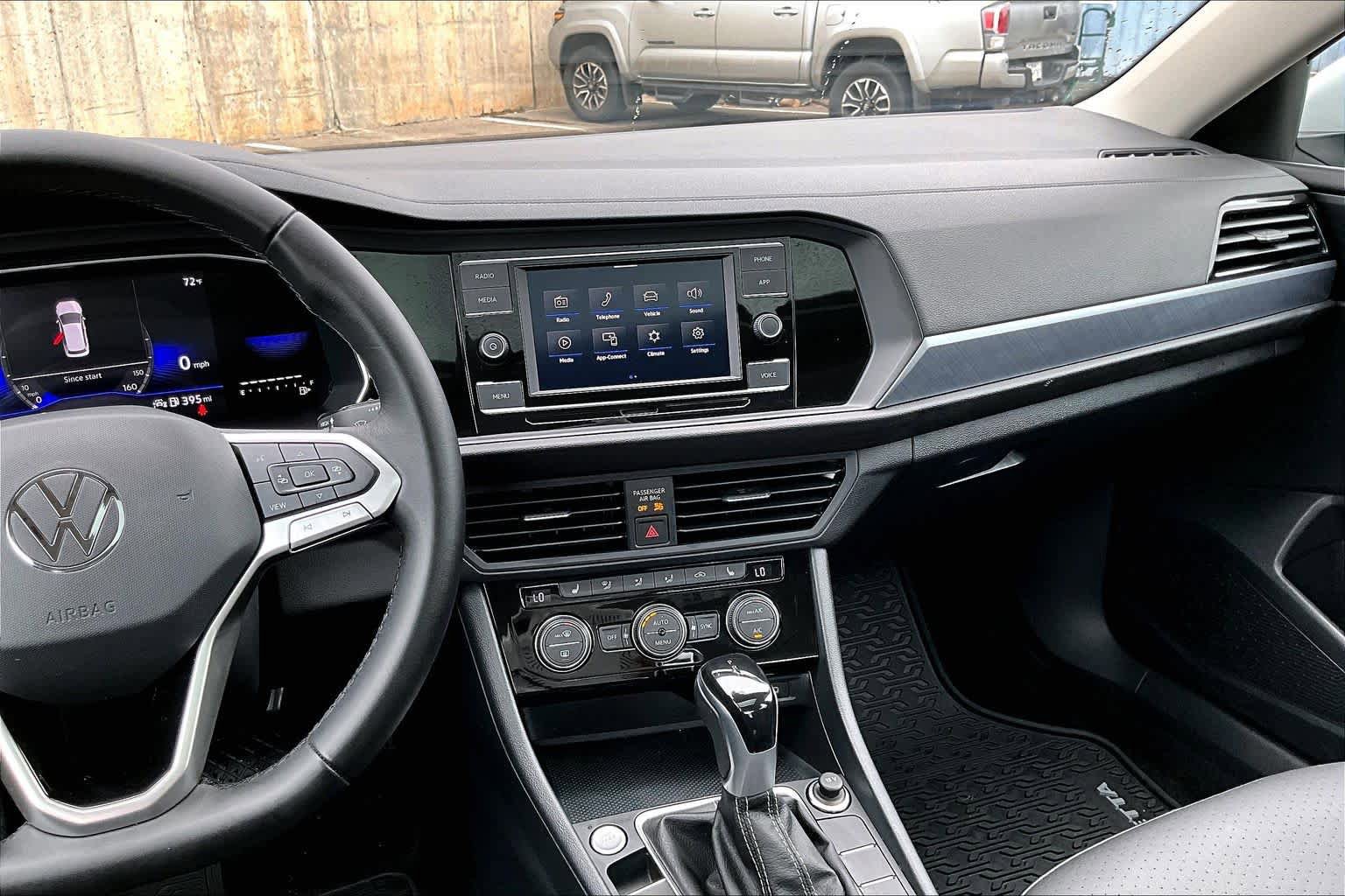 Used 2023 Volkswagen Jetta SE FWD image 6