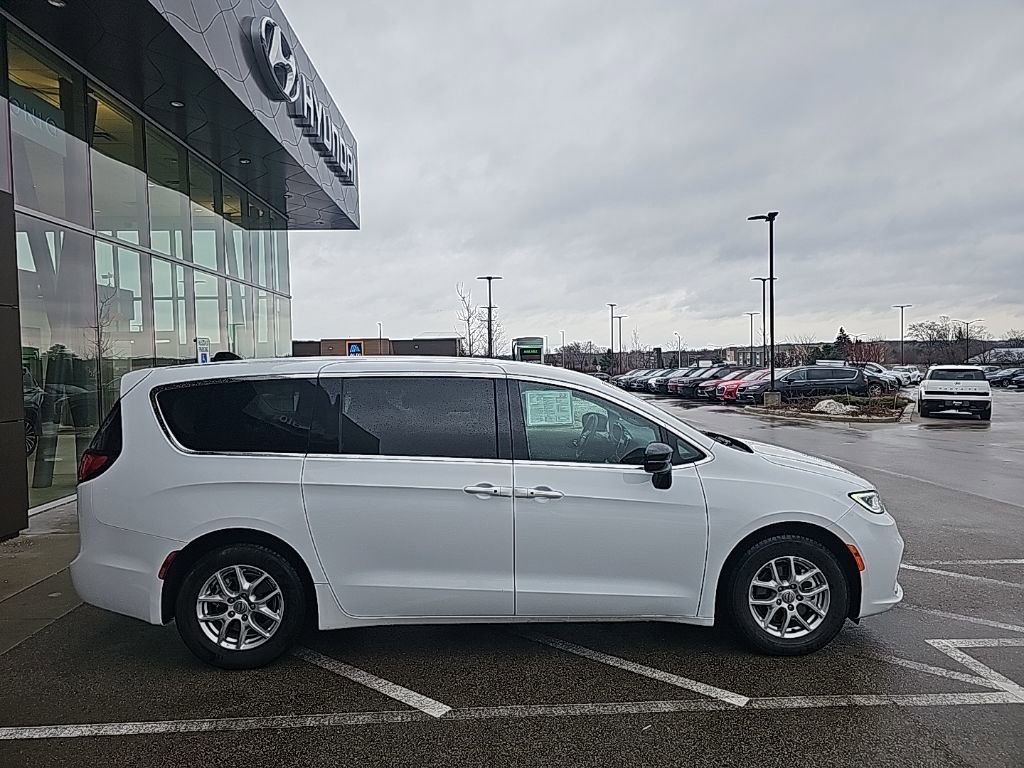 Used 2024 Chrysler Pacifica Touring-L image 6