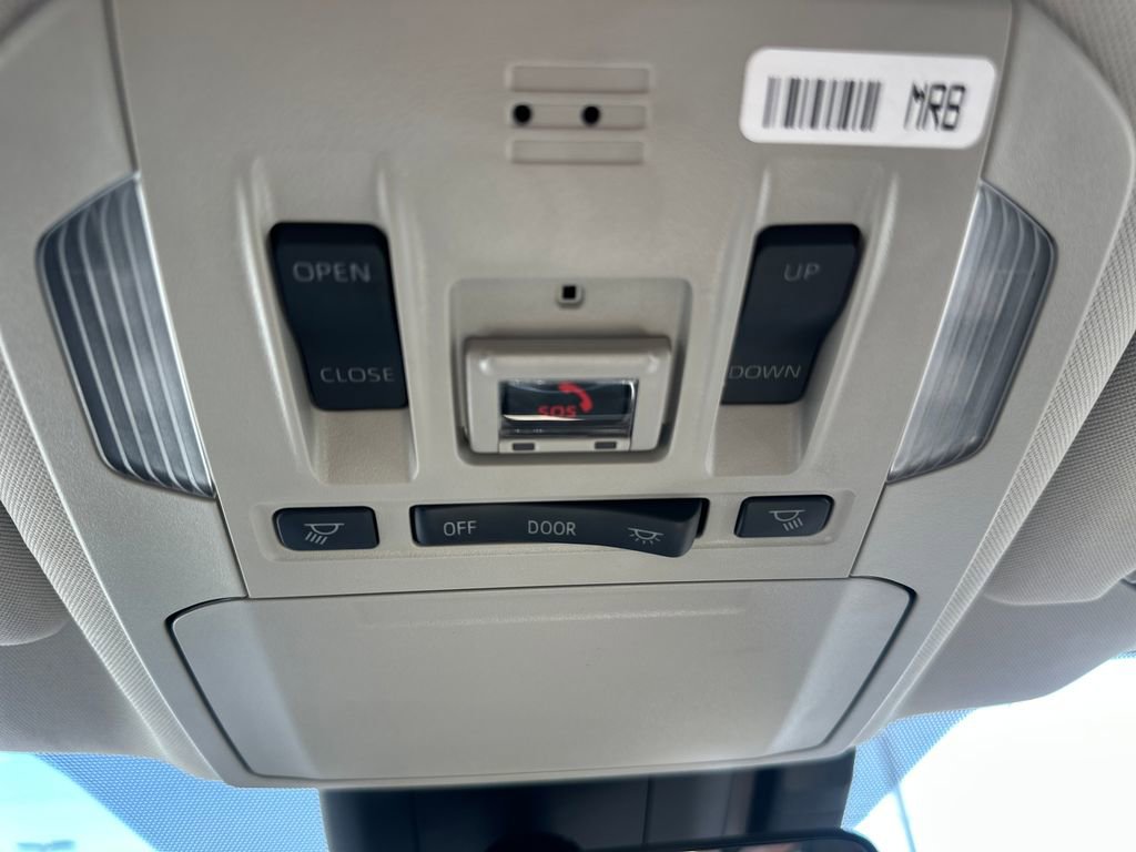 Used 2020 Toyota Highlander XLE AWD/4WD image 30