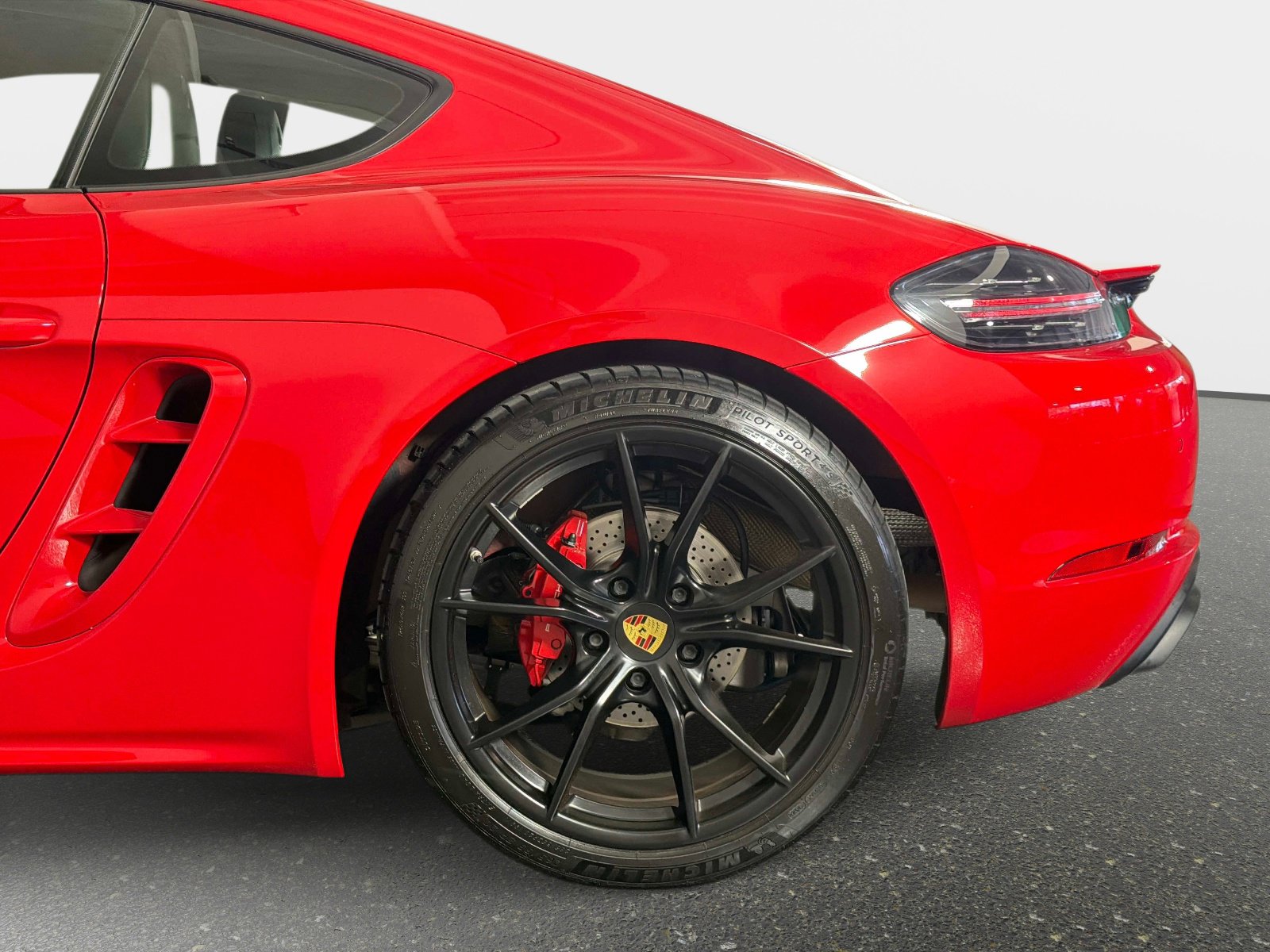 Used 2019 Porsche 718 Cayman GTS RWD image 15