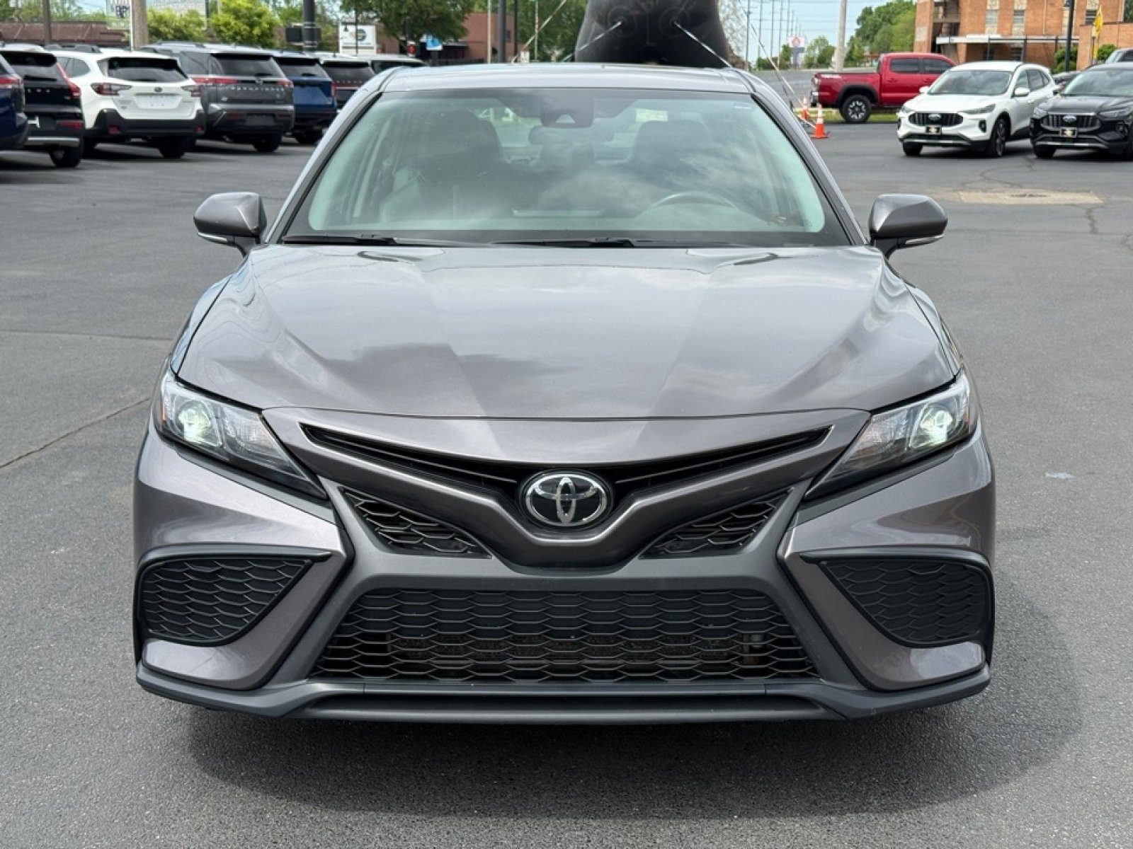 Used 2023 Toyota Camry SE FWD image 3