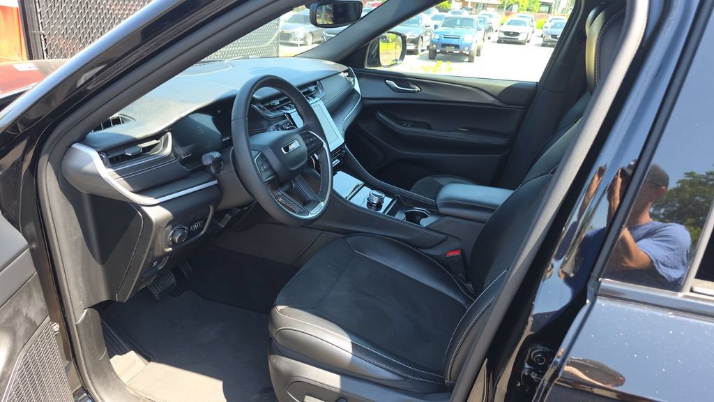 Used 2024 Jeep Grand Cherokee Altitude RWD image 22