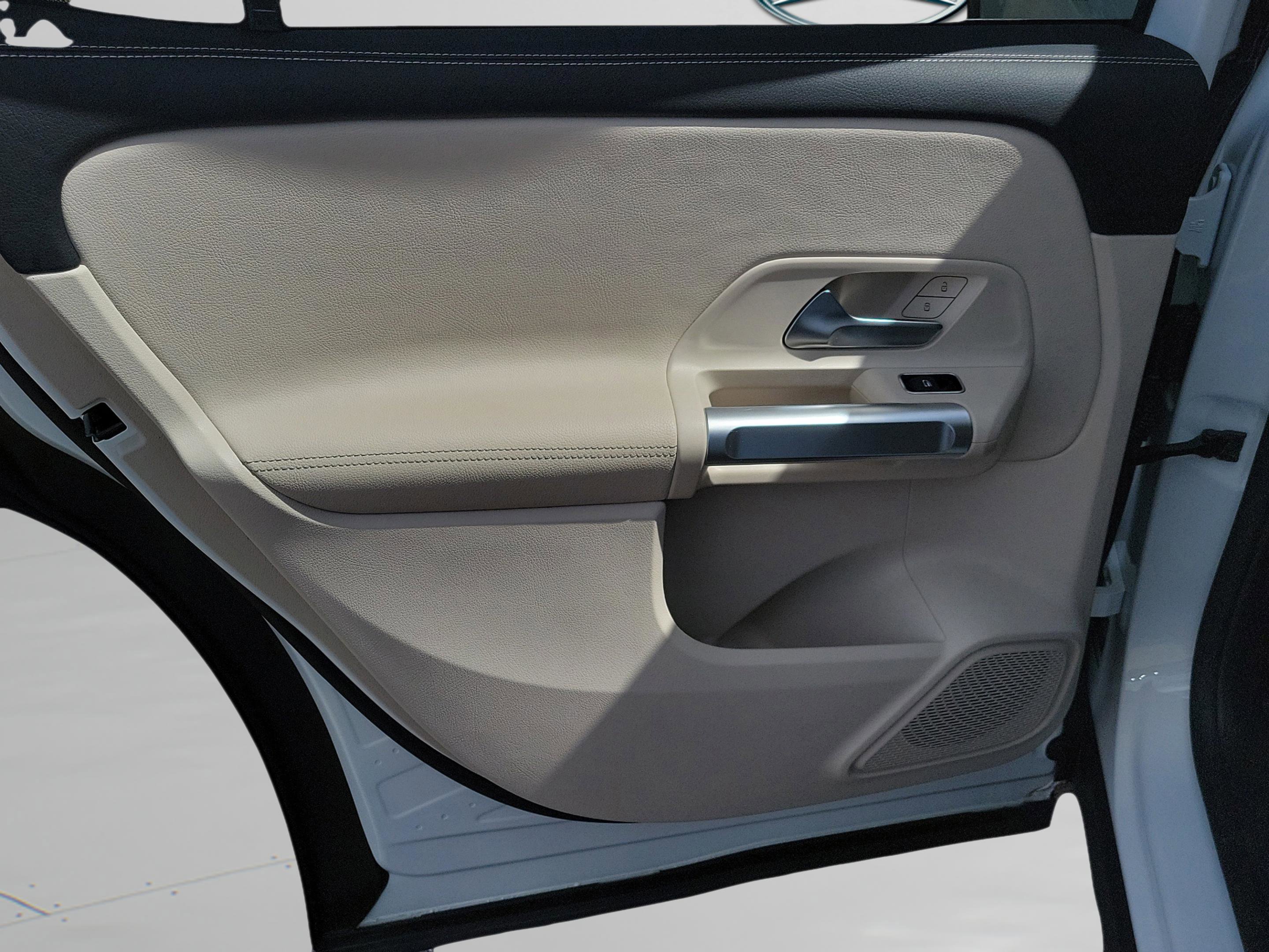 Used 2023 Mercedes-Benz GLB 250 4MATIC image 29