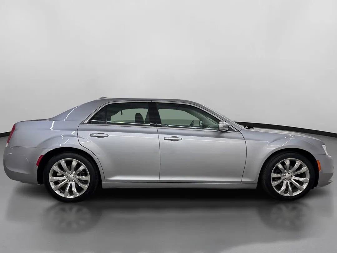 Used 2017 Chrysler 300 C image 11