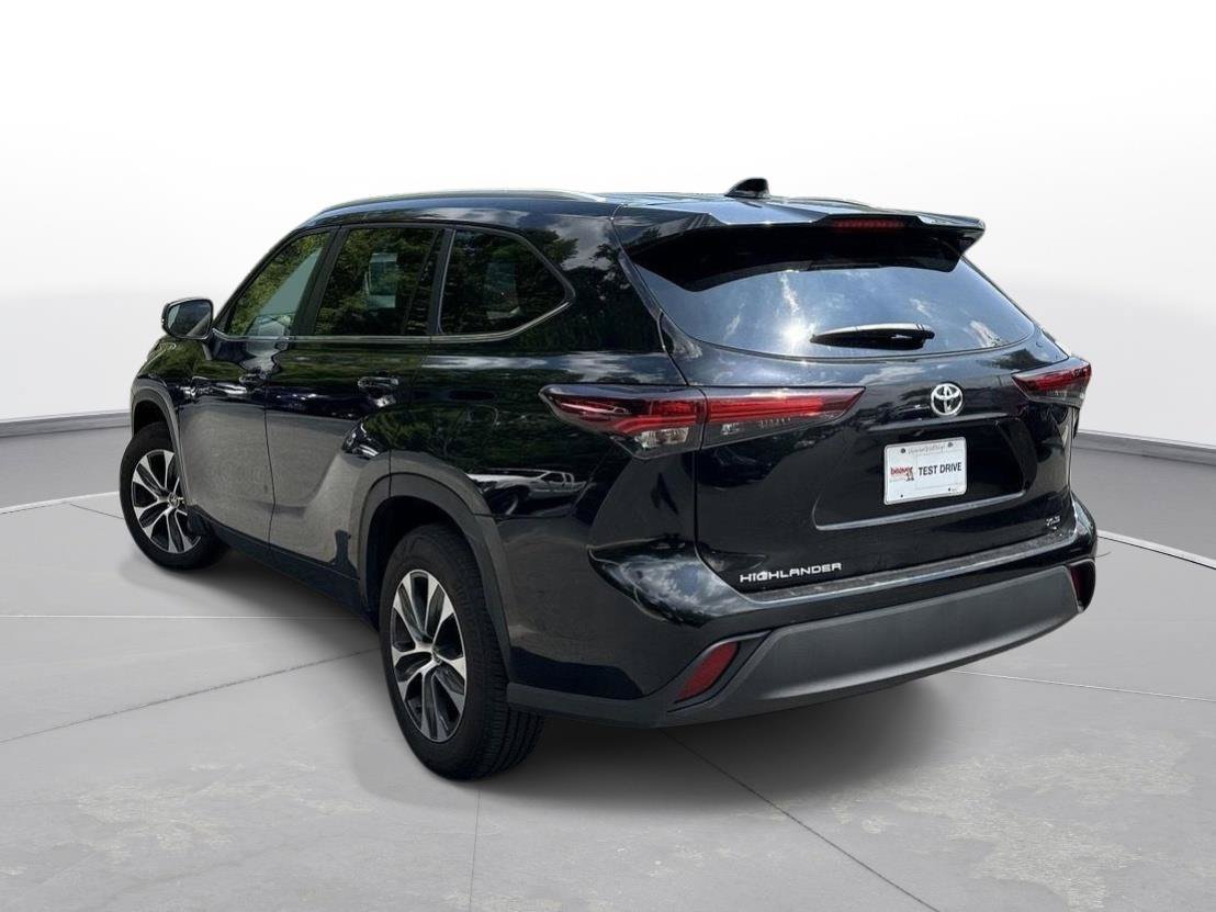 Used 2025 Toyota Highlander XLE FWD image 8