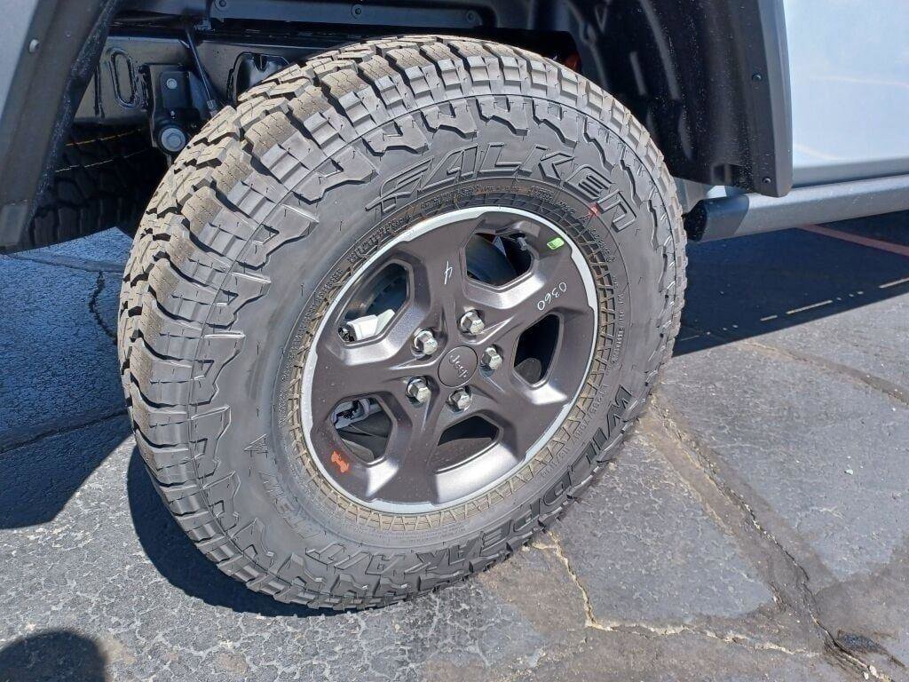 Used 2023 Jeep Gladiator Rubicon w/ LED Lighting Group AWD/4WD image 10