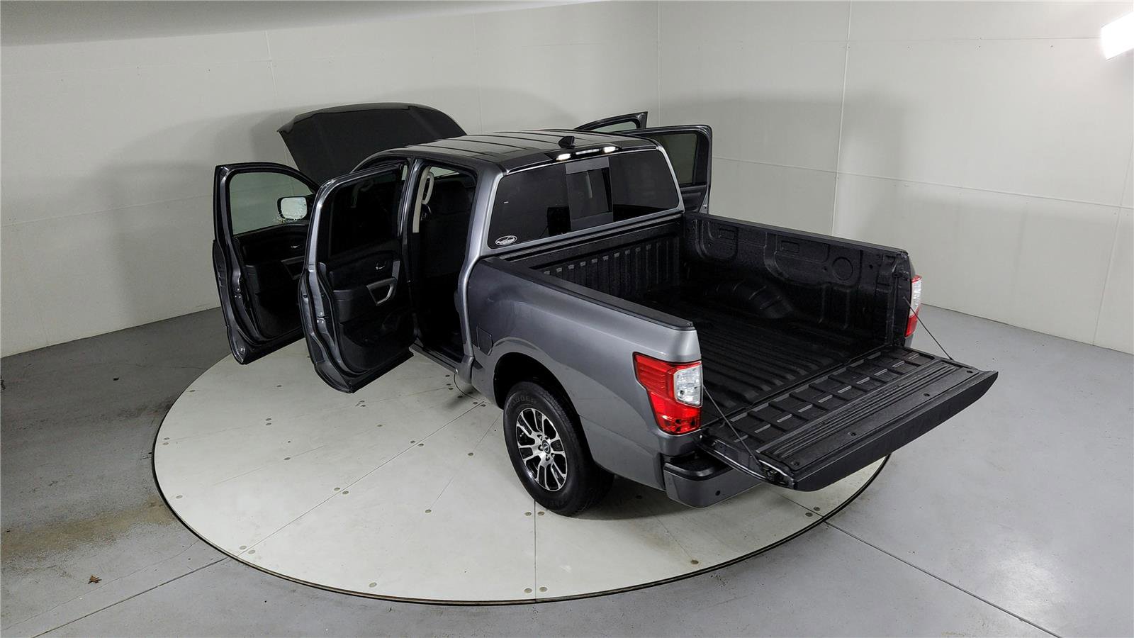 Certified 2024 Nissan Titan SV image 27