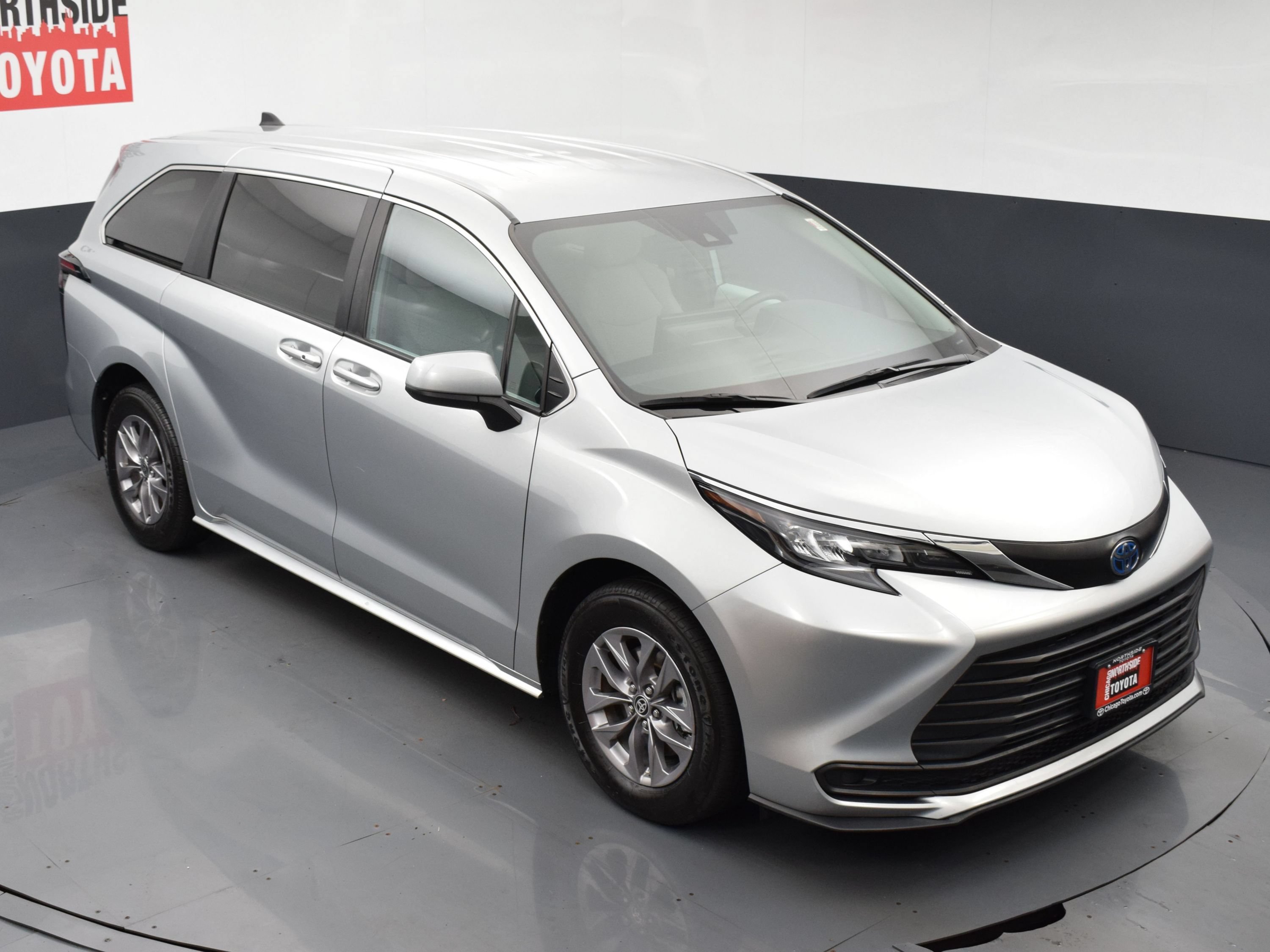 Used 2025 Toyota Sienna LE FWD image 23
