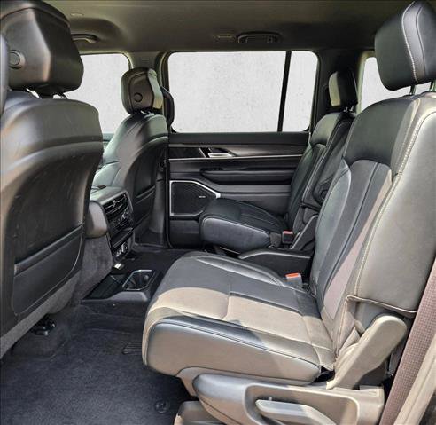 Used 2024 Jeep Wagoneer Series III AWD/4WD image 18