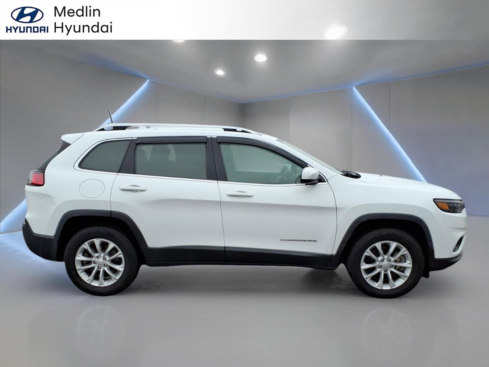 Used 2019 Jeep Cherokee Latitude w/ Cold Weather Group AWD/4WD image 2
