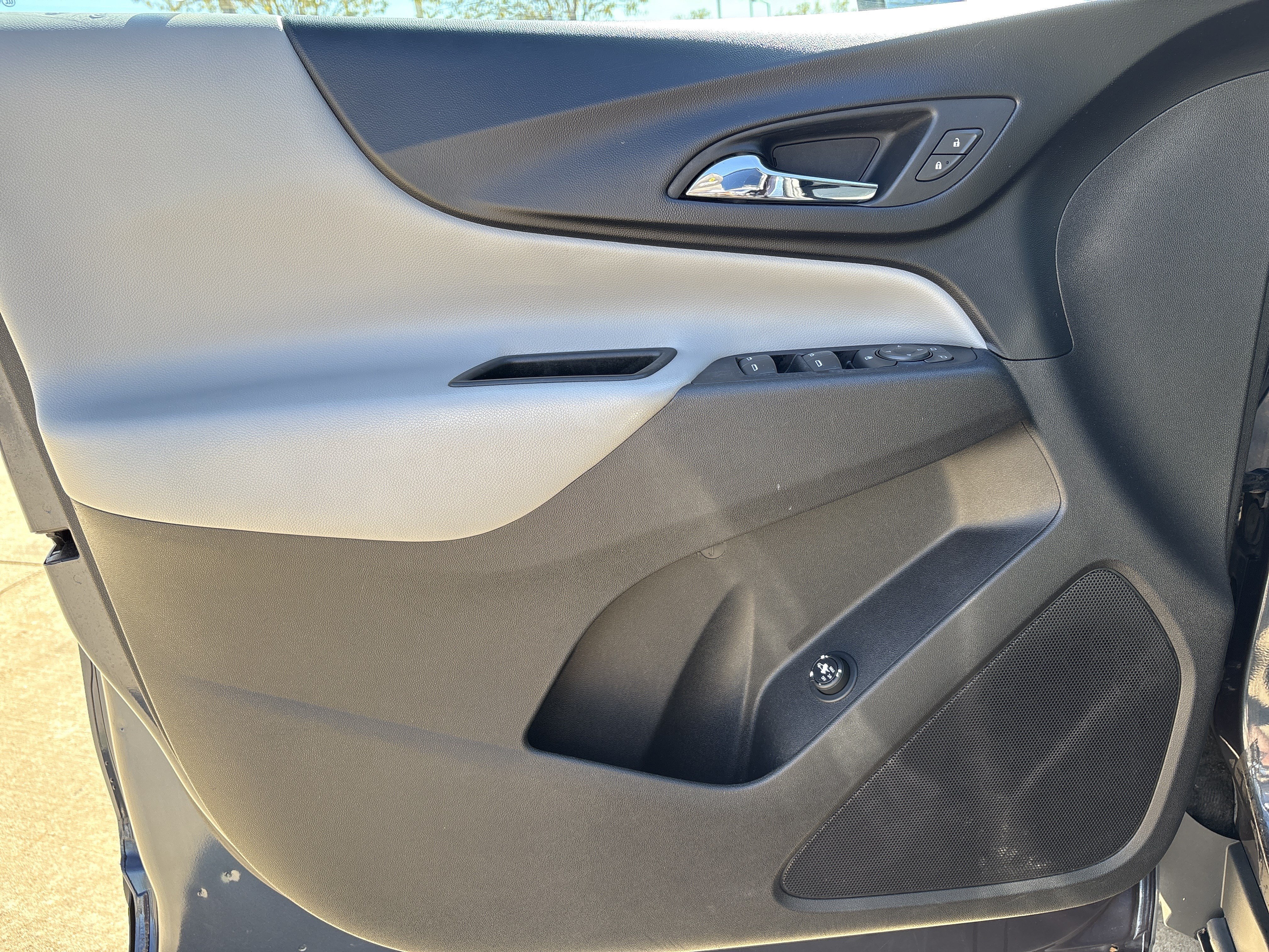Used 2018 Chevrolet Equinox LT FWD image 11
