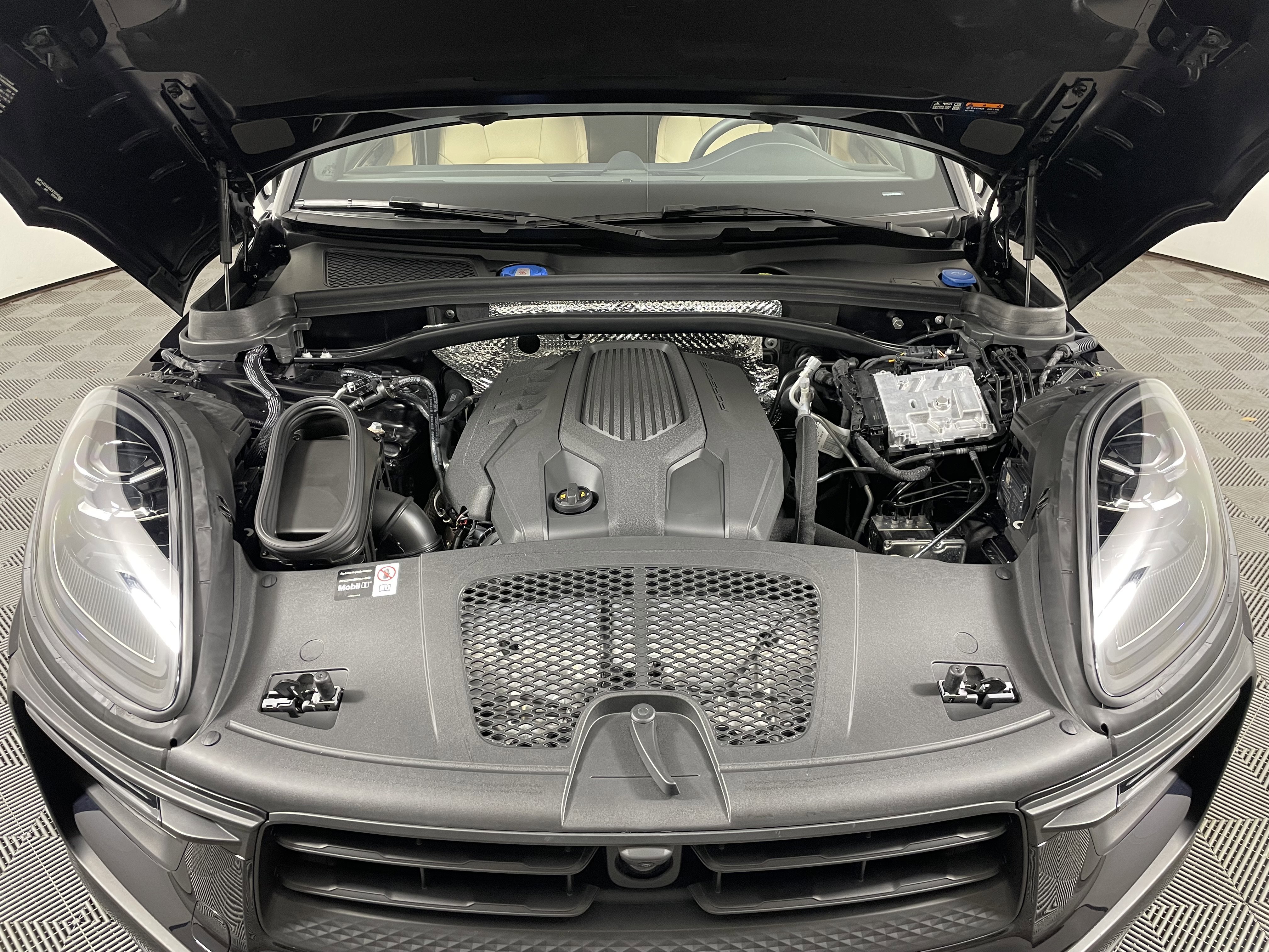 Used 2025 Porsche Macan image 22