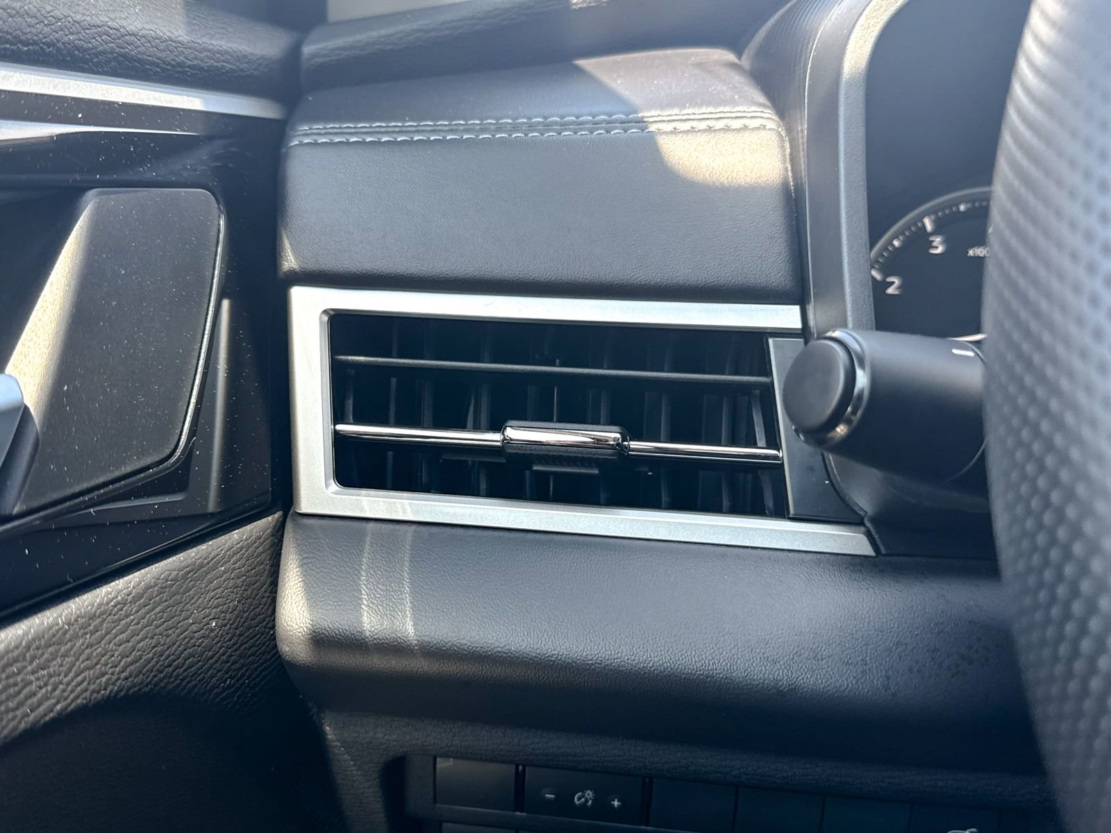 Used 2025 Mitsubishi Outlander SE image 43