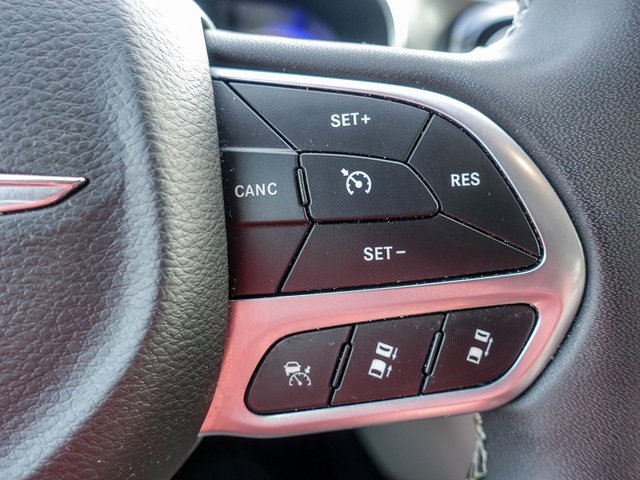 Used 2023 Chrysler Pacifica Touring-L image 5