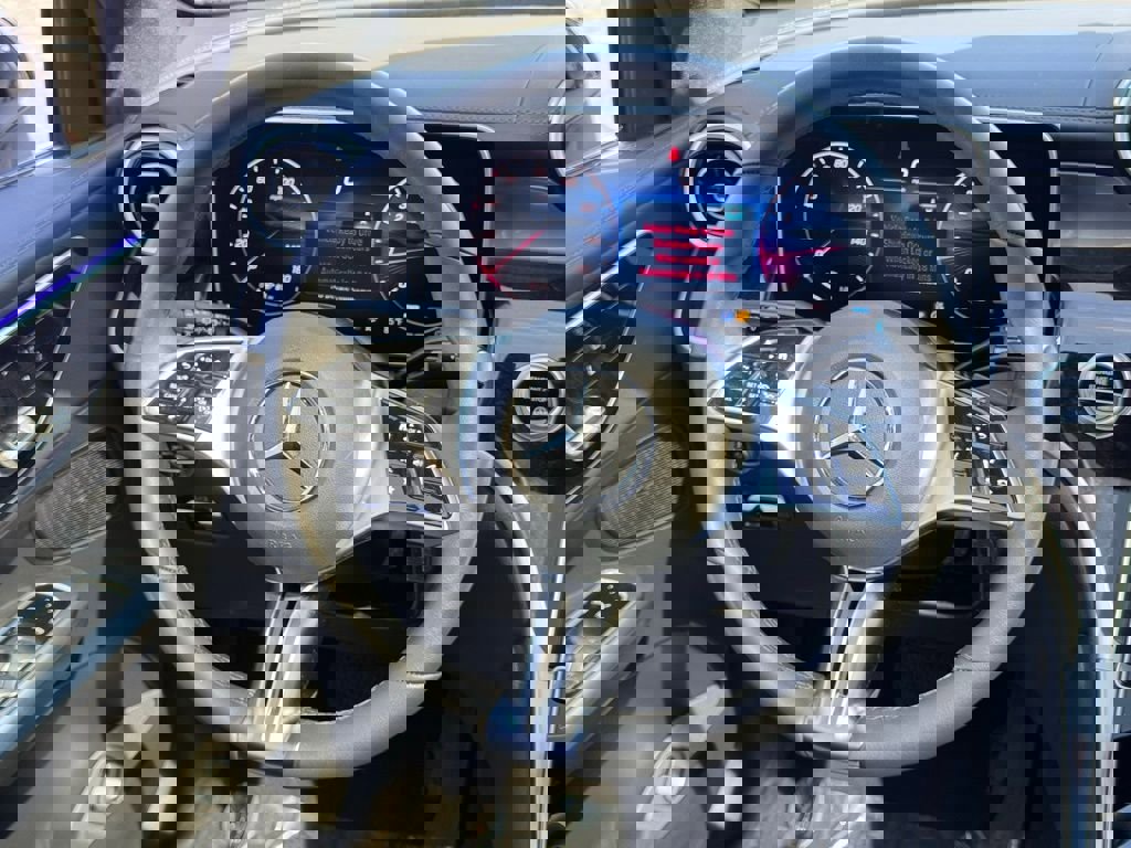 Used 2025 Mercedes-Benz GLC 300 4MATIC image 21