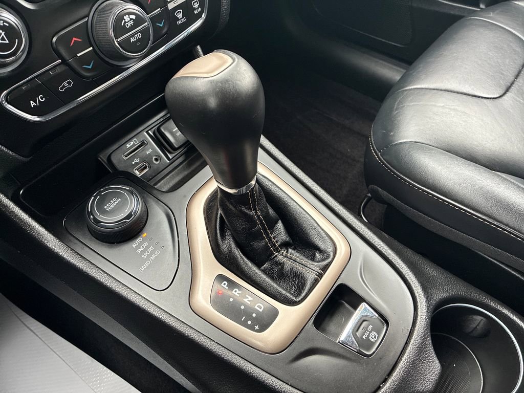 Used 2017 Jeep Cherokee Limited AWD/4WD image 29