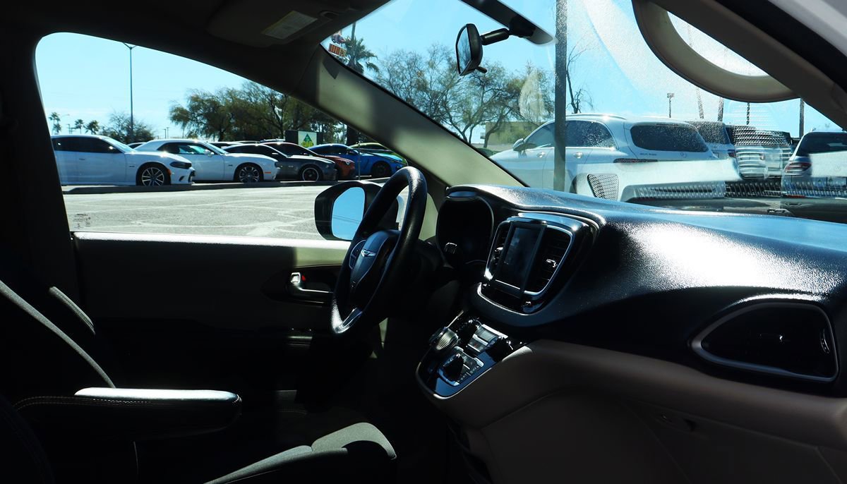 Used 2020 Chrysler Voyager L FWD image 32