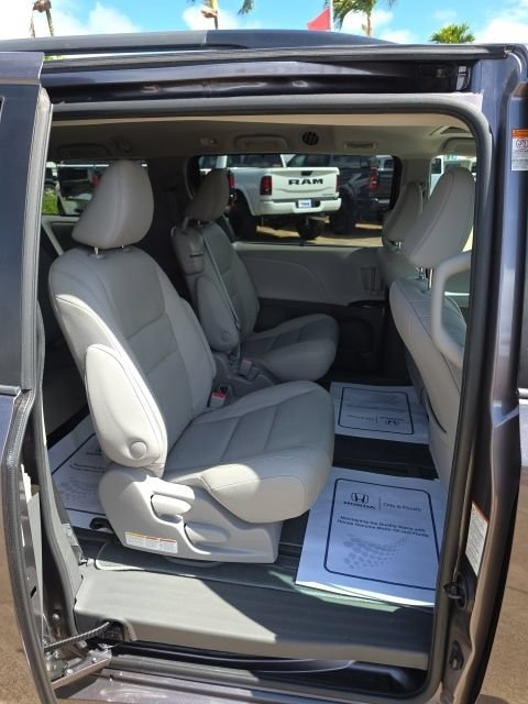 Used 2020 Toyota Sienna FWD image 5