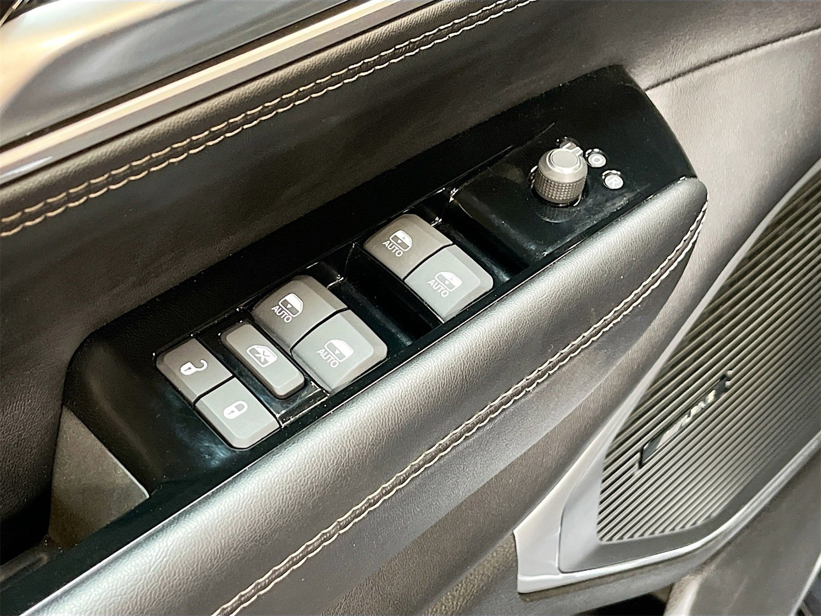 Used 2024 Jeep Wagoneer L 4WD image 18