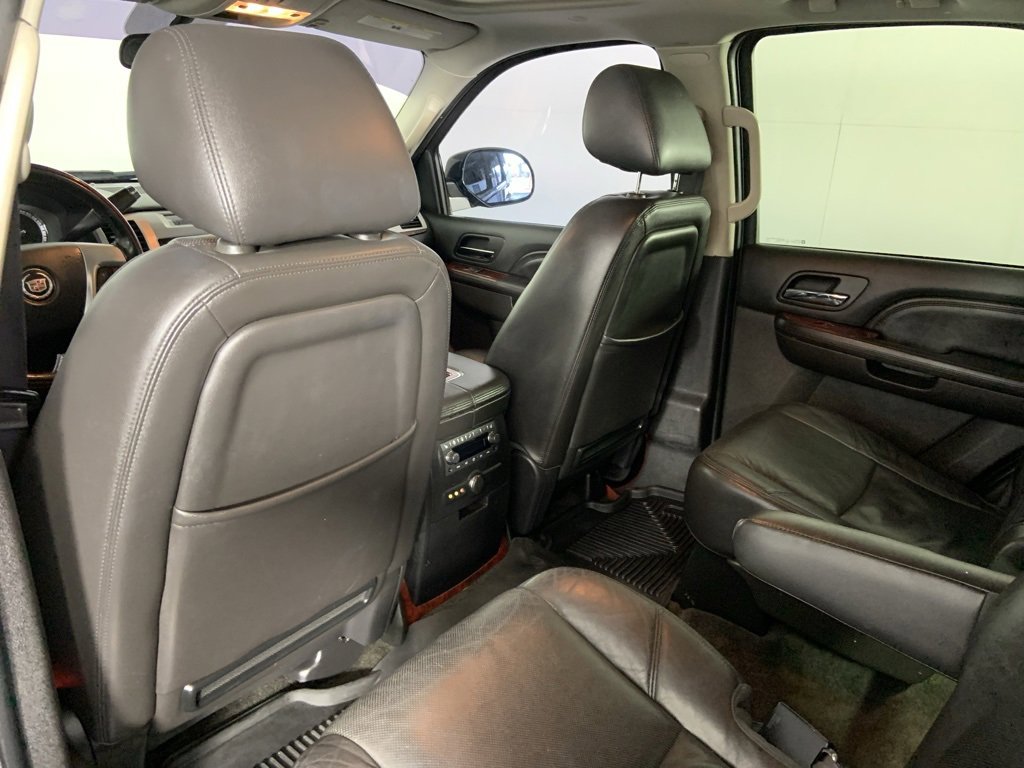 Used 2013 Cadillac Escalade Premium image 31