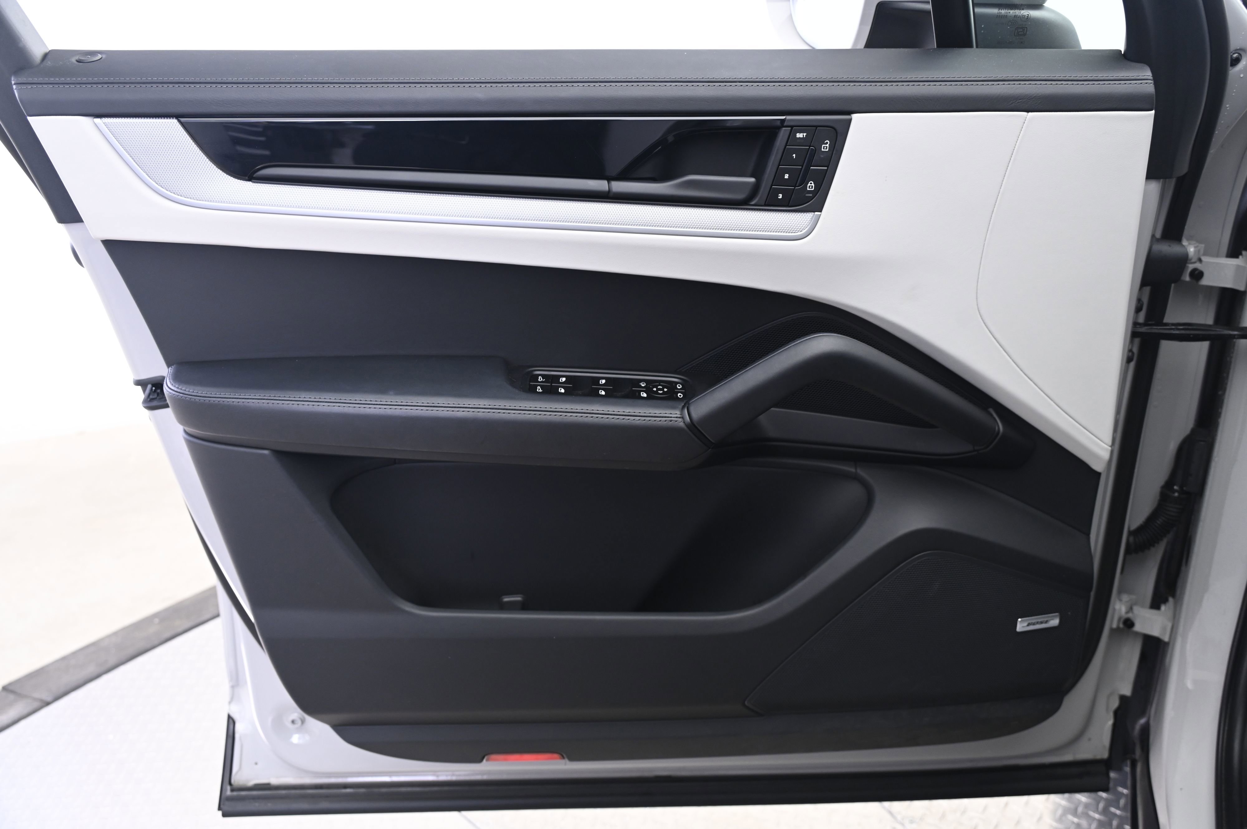 Used 2025 Porsche Cayenne image 26