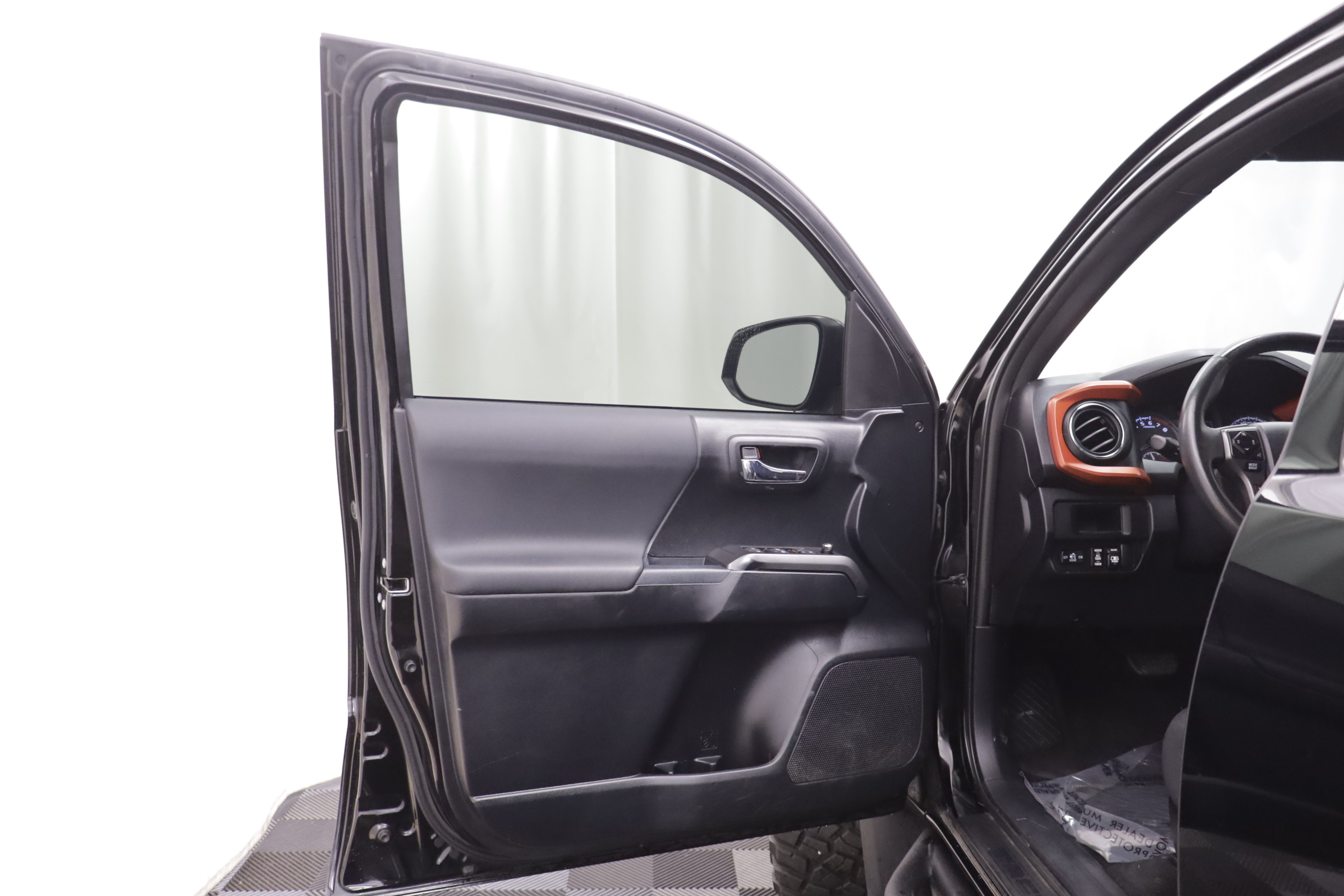 Used 2017 Toyota Tacoma TRD Sport w/ Tow Package (A/T) AWD/4WD image 4