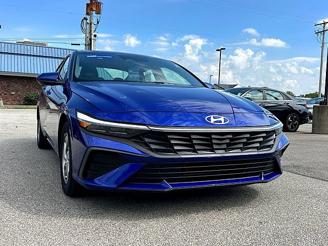 Certified 2025 Hyundai Elantra SE w/ Cargo Package FWD image 4